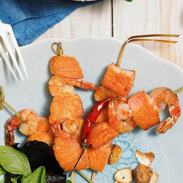 Lachs-Garnelen-Spiesse mit Orangen-Sabayon Rezept | Küchengötter Lachs-Garnelen-Spiesse mit Orangen-Sabayon Rezept | Küchengötter
