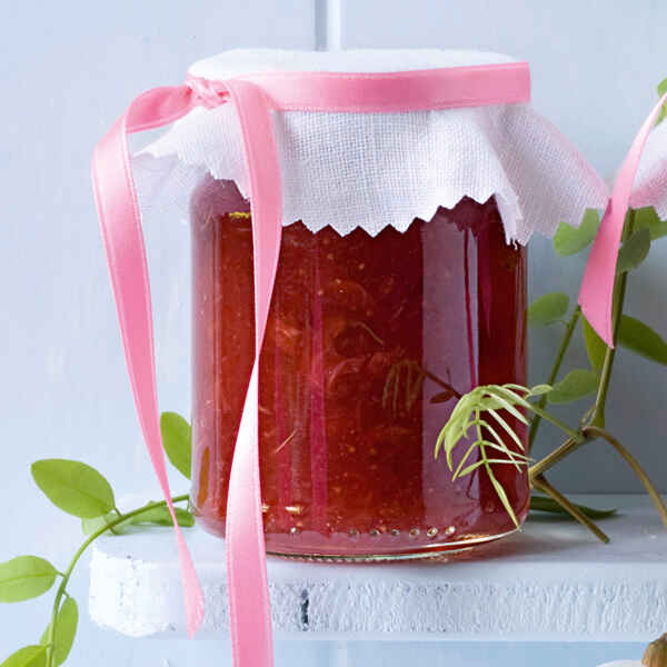 Erdbeerkonfitüre mit schwarzen Johannisbeeren Rezept | Küchengötter