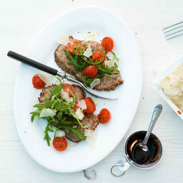 Parmesanschnitzel mit Schmortomaten Rezept | Küchengötter Parmesanschnitzel mit Schmortomaten Rezept | Küchengötter