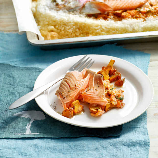 Lachsforelle mit Kräuterfüllung im Salzmantel Rezept | Küchengötter Lachsforelle mit Kräuterfüllung im Salzmantel Rezept | Küchengötter