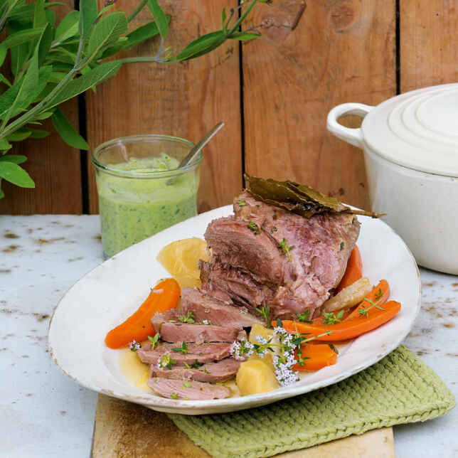 Geschmorte Lammkeule mit Spinat-Kräuter-Füllung Rezept | Küchengötter Geschmorte Lammkeule mit Spinat-Kräuter-Füllung Rezept | Küchengötter