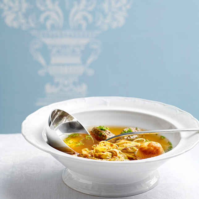 Klare Suppe mit Kräuter-Biskuit Rezept | Küchengötter Klare Suppe mit Kräuter-Biskuit Rezept | Küchengötter