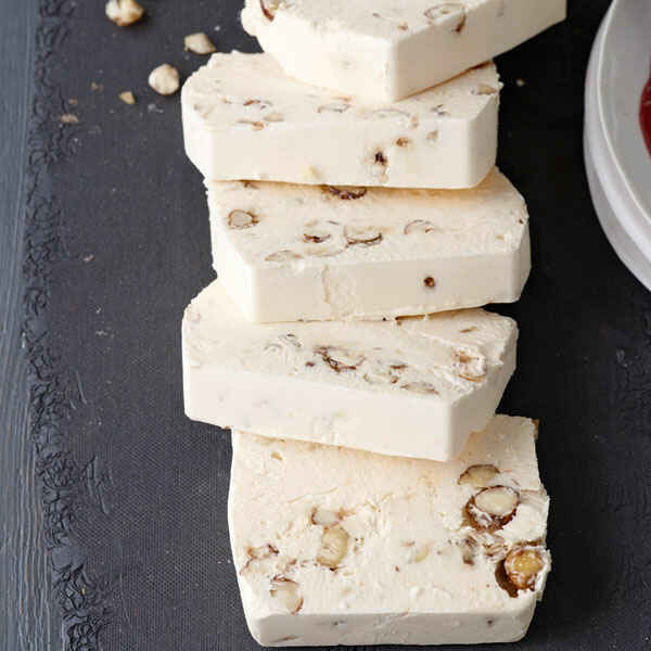 Eisgugelhupf mit Karamellnüssen Rezept | Küchengötter Eisgugelhupf mit Karamellnüssen Rezept | Küchengötter