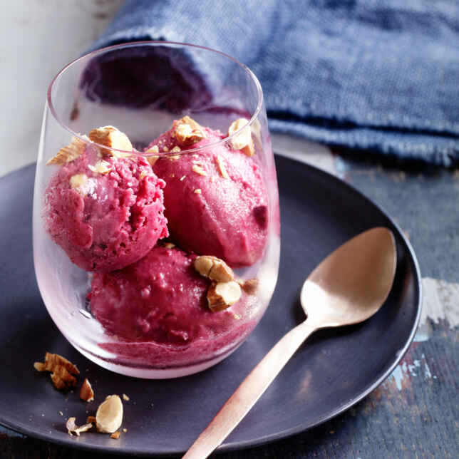 Kirschsorbet mit Mandelstreifen Rezept | Küchengötter