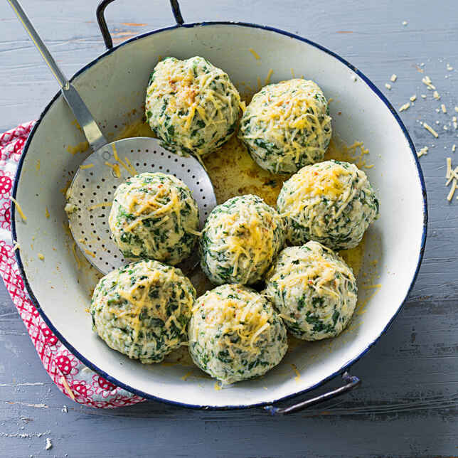 Spinatknödel mit Parmesan Rezept | Küchengötter Spinatknödel mit Parmesan Rezept | Küchengötter
