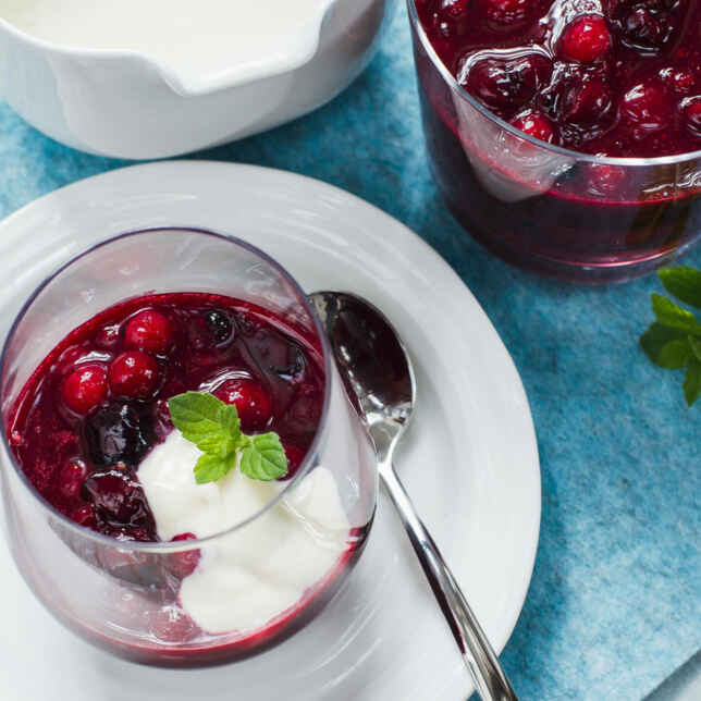 Rote Grütze mit Cashew-Vanille-Sauce Rezept | Küchengötter