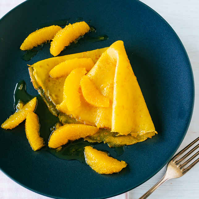 Sesam-Crêpes-Röllchen mit Granatapfel-Frischkäse Rezept | Küchengötter Sesam-Crêpes-Röllchen mit Granatapfel-Frischkäse Rezept | Küchengötter