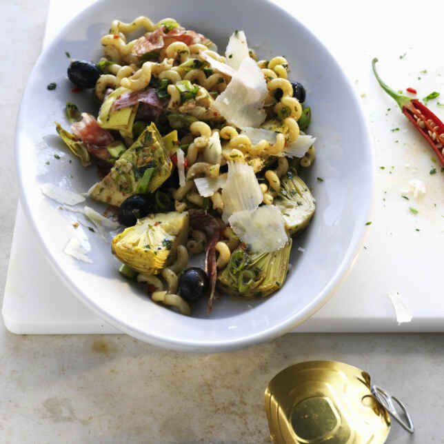 Lauwarmer Nudelsalat mit Artischocken und Oliven Rezept | Küchengötter