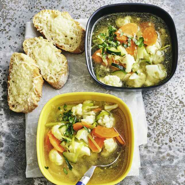 Bunte Gemüsesuppe mit Ei Rezept | Küchengötter