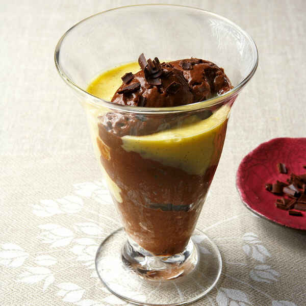 Tonka-Mousse-au-Chocolat mit Heidelbeersauce Rezept | Küchengötter Tonka-Mousse-au-Chocolat mit Heidelbeersauce Rezept | Küchengötter