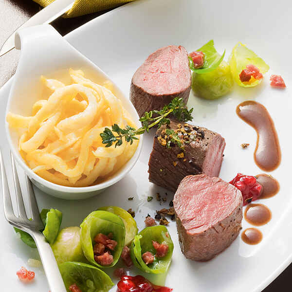 Rehmedaillons mit Speck und Calvadossauce Rezept | Küchengötter Rehmedaillons mit Speck und Calvadossauce Rezept | Küchengötter