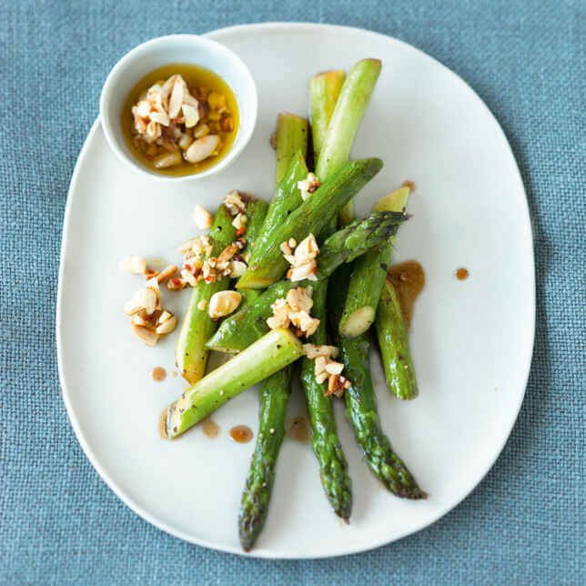 Pfeffersteak mit grünem Spargel Rezept | Küchengötter Pfeffersteak mit grünem Spargel Rezept | Küchengötter