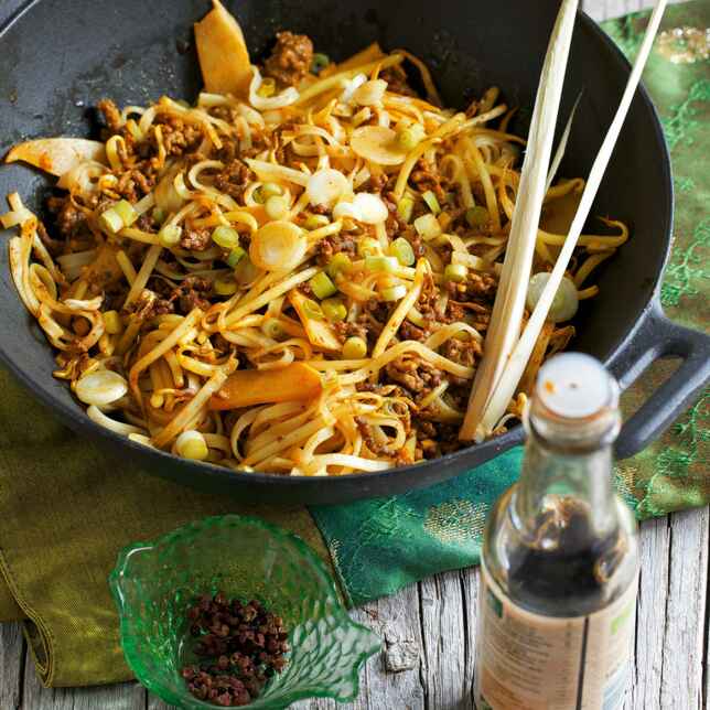 Reisnudeln mit Wokgemüse und Hähnchenbrust Rezept | Küchengötter Reisnudeln mit Wokgemüse und Hähnchenbrust Rezept | Küchengötter