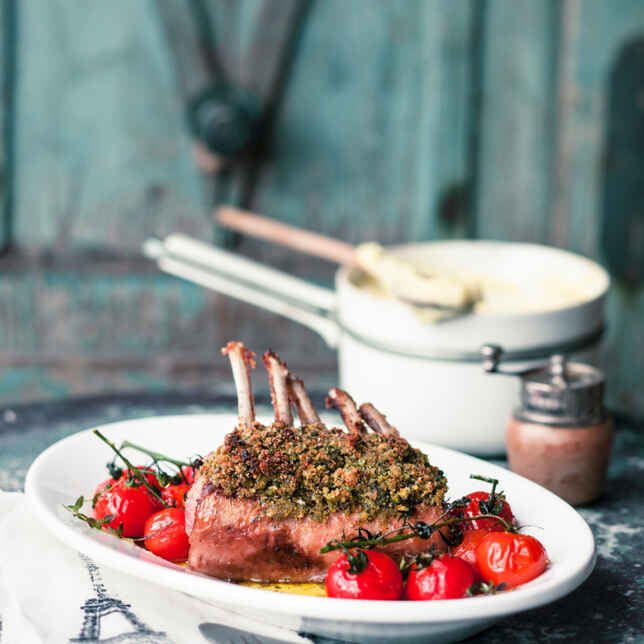 Lammkarree mit Kräuter-Knoblauch-Kruste Rezept | Küchengötter Lammkarree mit Kräuter-Knoblauch-Kruste Rezept | Küchengötter