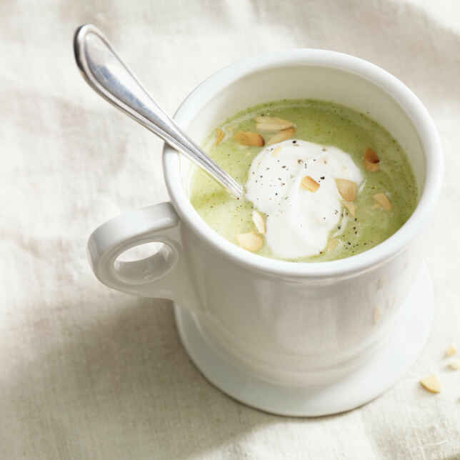 Brokkolicremesuppe mit Kressesahne Rezept | Küchengötter Brokkolicremesuppe mit Kressesahne Rezept | Küchengötter