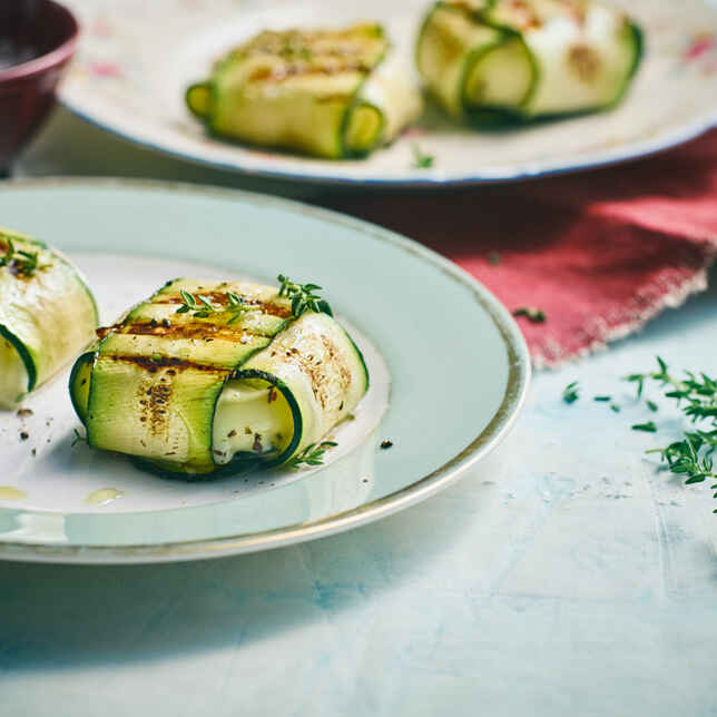 Zucchinipuffer mit Kräuterjoghurt Rezept | Küchengötter Zucchinipuffer mit Kräuterjoghurt Rezept | Küchengötter