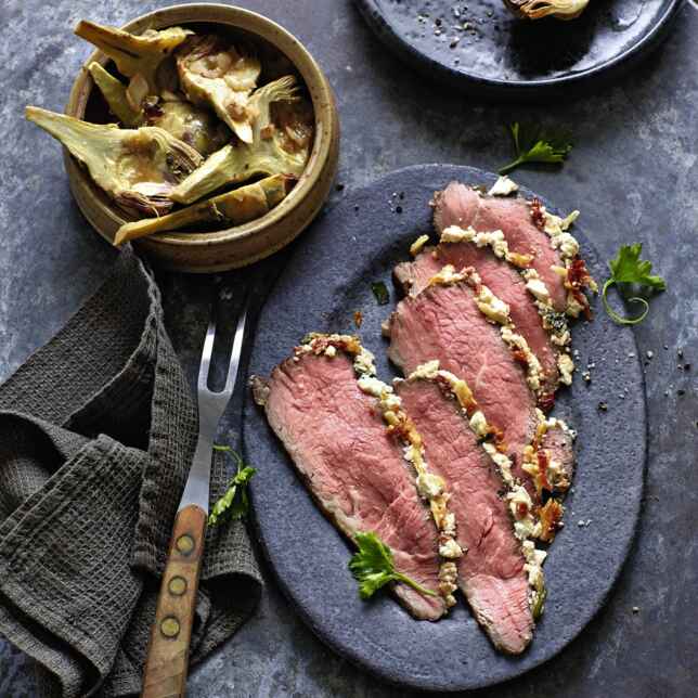 Rotkohl-Kaki-Salat mit Roastbeef Rezept | Küchengötter