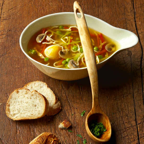 Hühnerbrühe mit Liebstöckel und Eiernudeln Rezept | Küchengötter Hühnerbrühe mit Liebstöckel und Eiernudeln Rezept | Küchengötter