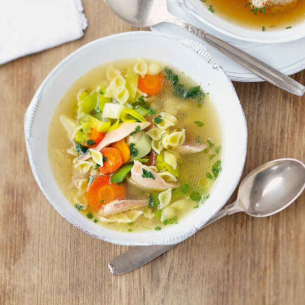 Omas Hühnersuppe mit Nudeln | Küchengötter Omas Hühnersuppe mit Nudeln | Küchengötter