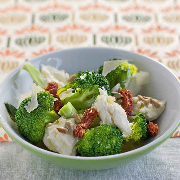 Brokkolisalat mit Eiern und Nussdressing Rezept | Küchengötter Brokkolisalat mit Eiern und Nussdressing Rezept | Küchengötter