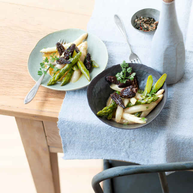 Grüner Spargelsalat mit Sesamöl-Vinaigrette Rezept | Küchengötter Grüner Spargelsalat mit Sesamöl-Vinaigrette Rezept | Küchengötter