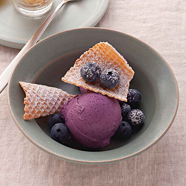 Joghurt-Mohn-Eis mit Heidelbeeren Rezept | Küchengötter Joghurt-Mohn-Eis mit Heidelbeeren Rezept | Küchengötter