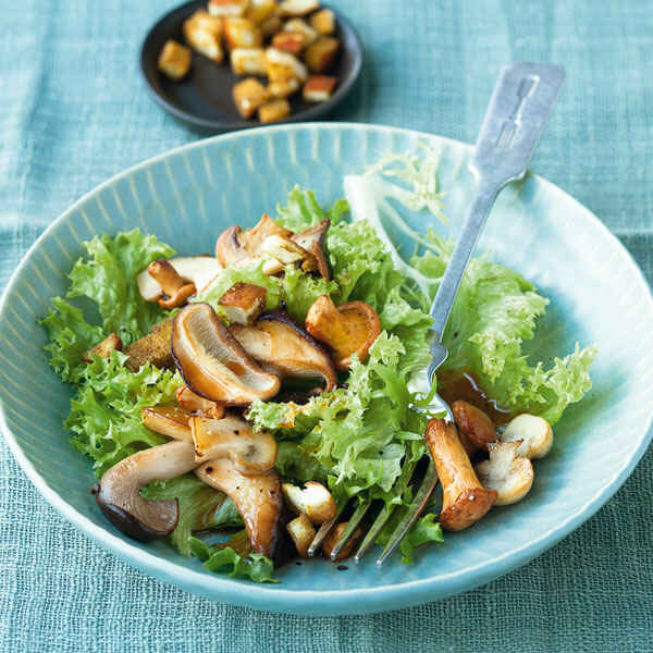 Warmer Pilzsalat mit Hähnchenspießen Rezept | Küchengötter
