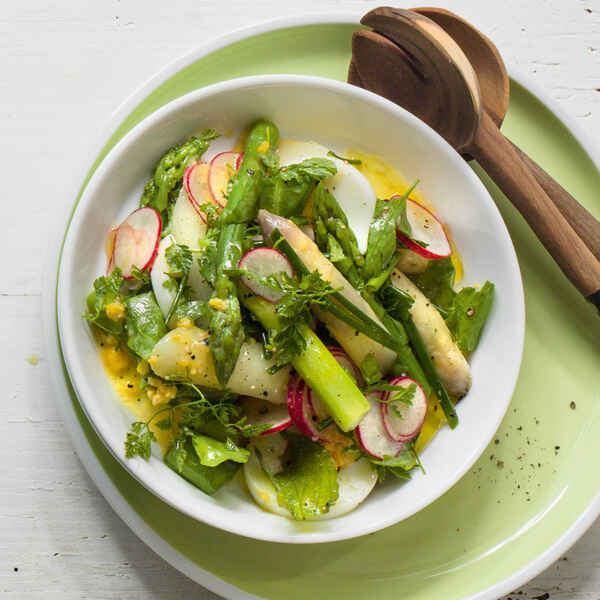 Spargelsalat mit Radieschen-Vinaigrette Rezept | Küchengötter Spargelsalat mit Radieschen-Vinaigrette Rezept | Küchengötter