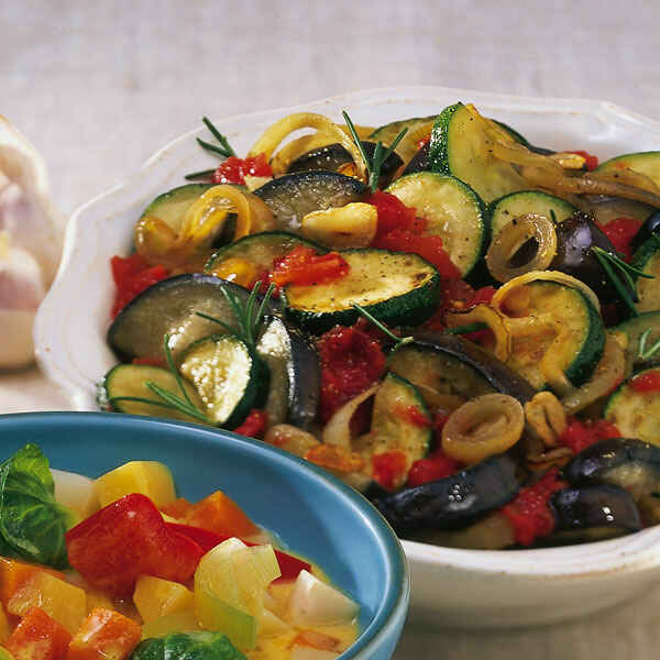 Gericht Mit Auberginen Und Zucchini