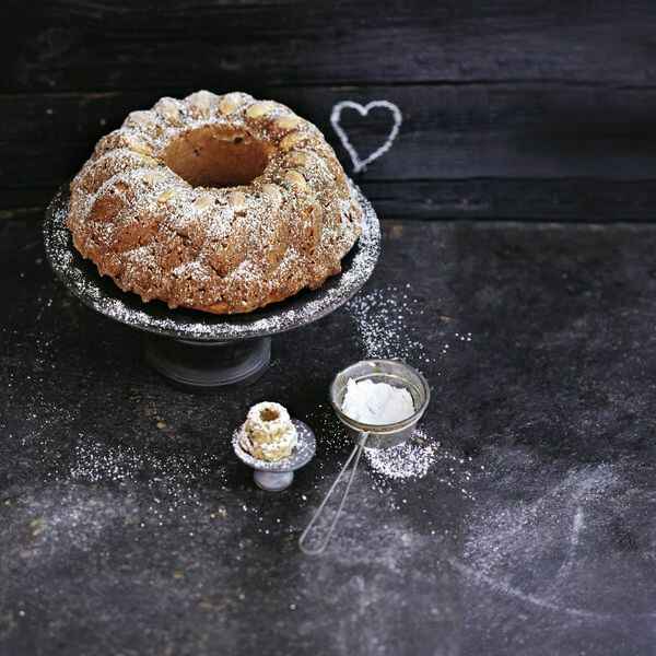 Quark-Gugelhupf mit Mandeln Rezept | Küchengötter