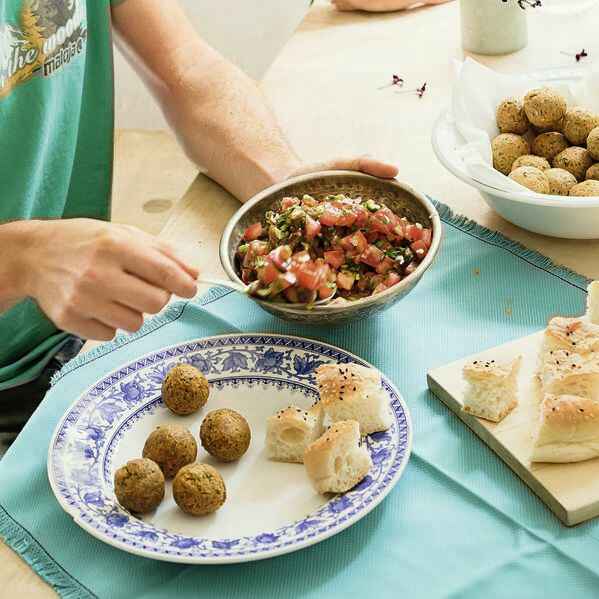 Falafel mit Sesamsauce und Salat Rezept | Küchengötter Falafel mit Sesamsauce und Salat Rezept | Küchengötter