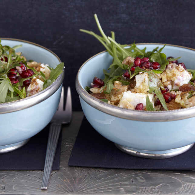 Lauwarmer Couscous-Salat mit Granatapfel Rezept | Küchengötter Lauwarmer Couscous-Salat mit Granatapfel Rezept | Küchengötter