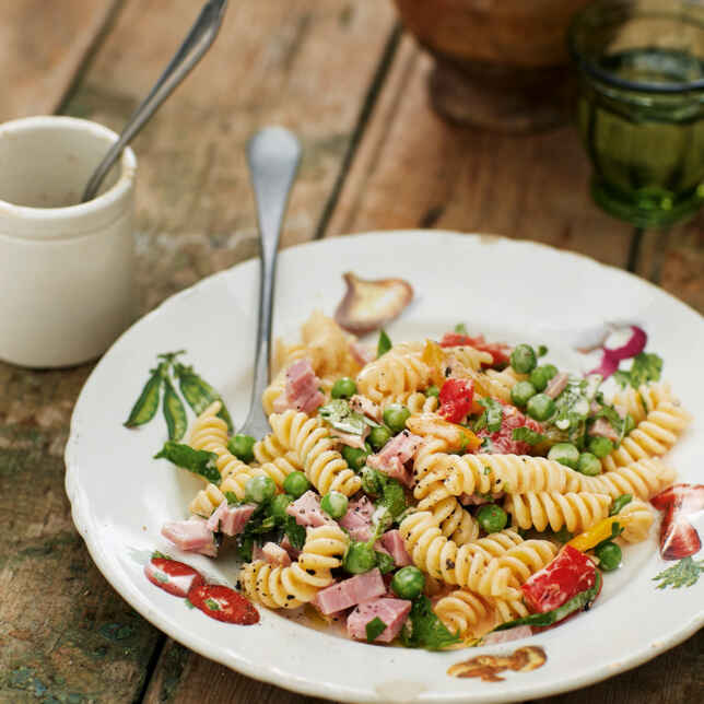 Ei-Nudelsalat mit Erbsen und Lachs Rezept | Küchengötter Ei-Nudelsalat mit Erbsen und Lachs Rezept | Küchengötter