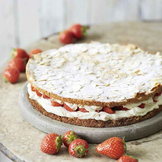 Express-Nusstorte mit Ananas-Sahne Rezept | Küchengötter Express-Nusstorte mit Ananas-Sahne Rezept | Küchengötter