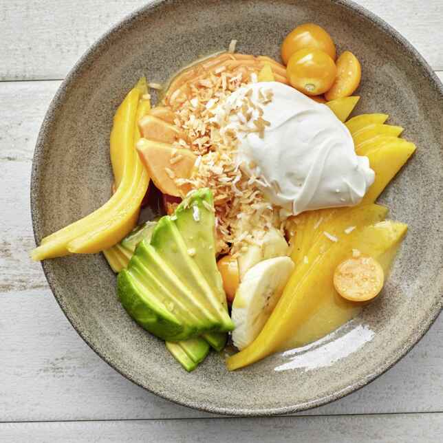 Exotischer Obstsalat mit Kokos-Limetten-Joghurt Rezept | Küchengötter Exotischer Obstsalat mit Kokos-Limetten-Joghurt Rezept | Küchengötter