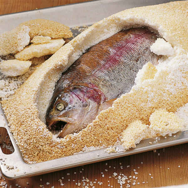 Lachsforelle in Salzkruste Rezept | Küchengötter Lachsforelle in Salzkruste Rezept | Küchengötter