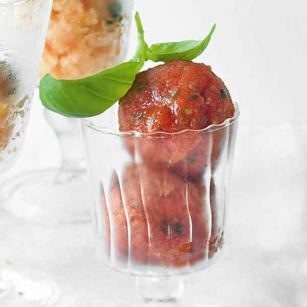 Basilikumsorbet mit gerösteten Macadamianüssen Rezept | Küchengötter