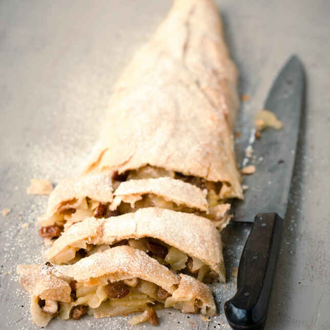 Apfelstrudel mit Strudelteig Rezept | Küchengötter Apfelstrudel mit Strudelteig Rezept | Küchengötter