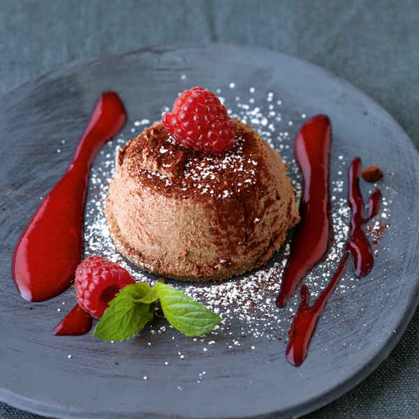 Ziegenkäse-Honig-Eis mit Himbeersauce Rezept | Küchengötter Ziegenkäse-Honig-Eis mit Himbeersauce Rezept | Küchengötter