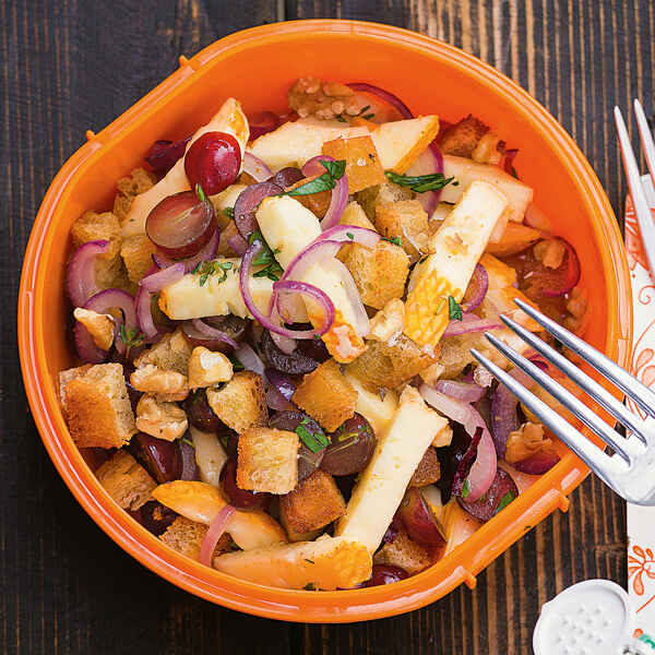 Käsesalat mit Trauben und Nüssen Rezept | Küchengötter Käsesalat mit Trauben und Nüssen Rezept | Küchengötter