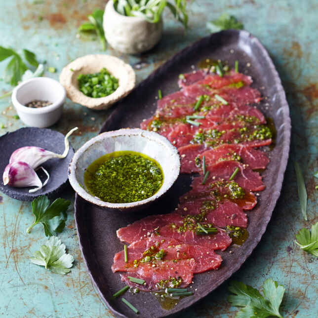 Roastbeef mit Kräutervinaigrette Rezept | Küchengötter Roastbeef mit Kräutervinaigrette Rezept | Küchengötter