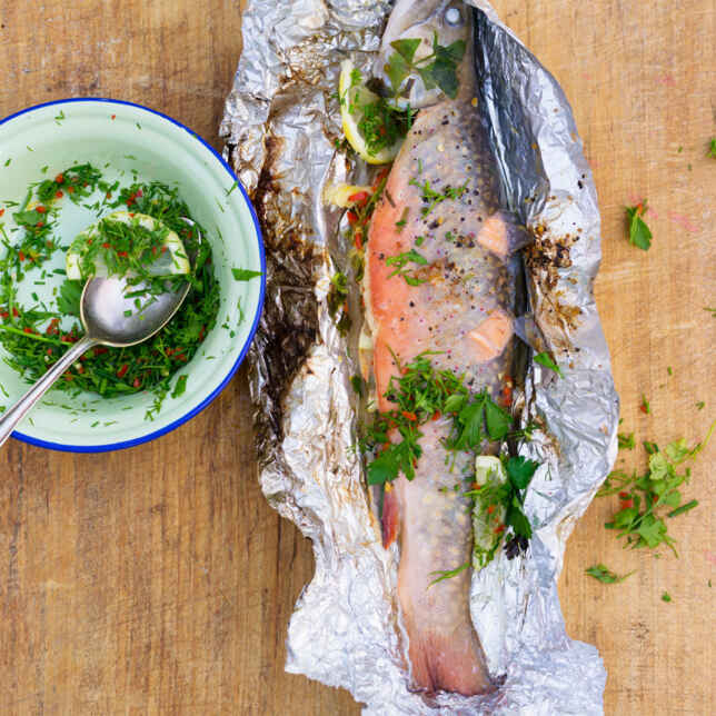 Saibling in Folie auf Tomaten-Fenchel-Gemüse Rezept | Küchengötter Saibling in Folie auf Tomaten-Fenchel-Gemüse Rezept | Küchengötter