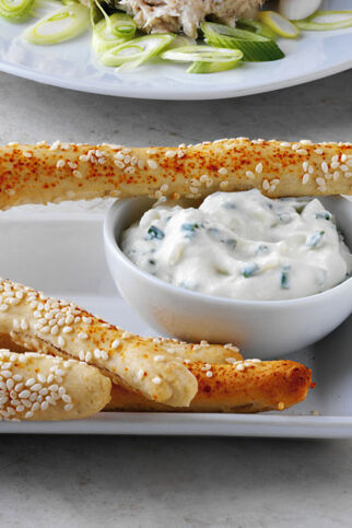 Sesamgrissini mit Schnittlauchdip