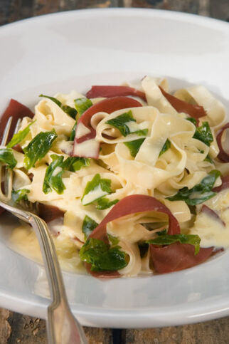 Kastaniennudeln mit Bresaola und Rucola Kastaniennudeln mit Bresaola und Rucola