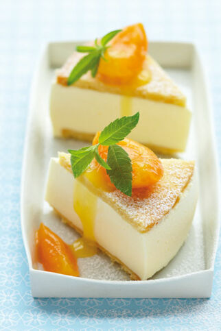 Käsesahnetorte mit Aprikosen-Kompott