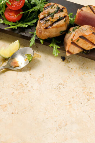 Teriyaki-Thunfisch mit Tomaten-Rucola-Salat Teriyaki-Thunfisch mit Tomaten-Rucola-Salat