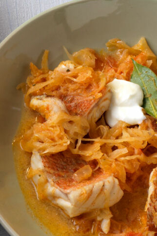 Rotbarsch in Tomaten-Sauerkraut-Gemüse