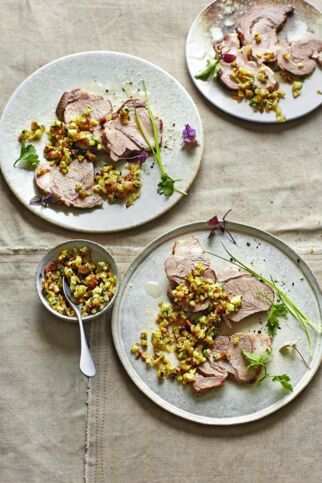 Gekochte Lammschulter mit Rauchmandel-Salzzitronen-Gremolata Gekochte Lammschulter mit Rauchmandel-Salzzitronen-Gremolata