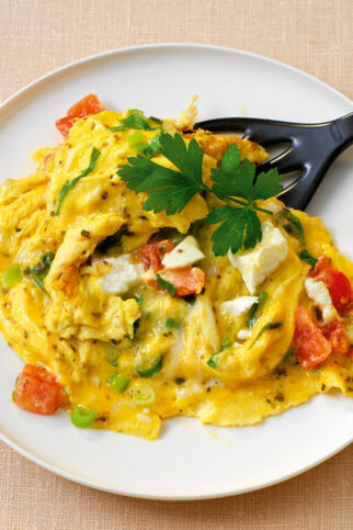 Tomaten-Zwiebel-Rühreier mit Schafkäse