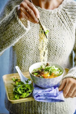 Asia-Suppen-Bowl mit mariniertem Rindfleisch Asia-Suppen-Bowl mit mariniertem Rindfleisch